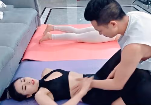 thay-day-yoga-so-huong-va-hai-nu-hoc-vien-vu-to-dam-duc